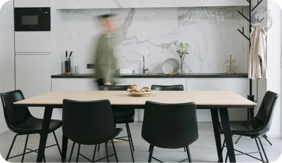 nowoczesna kuchnia z minimalistycznymi krzesłami